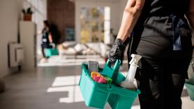 Un profesor deja las llaves de la escuela a la señora de la limpieza y se desata una gran trama: "Ha desaparecido sin dejar rastro"