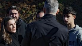 El encuentro de los reyes Felipe y Letizia con un joven héroe llamado Julio en Ademuz, el lugar del accidente ferroviario