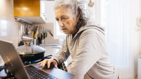 Cindy, 67 años, entrega 69.000 euros a su novio virtual, un falso obrero que resultó ser una estafa : "Ahora tendré que trabajar en un súper hasta los 90 años"