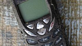 La broma de estos cuatro albañiles de empotrar un Nokia en la acera ya dura 18 años: "Estos móviles sí que eran duros"