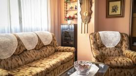 Ramón, recientemente jubilado, alquila el salón de casa por horas: "Me saco un dinero extra y disfruto de la gente que viene"