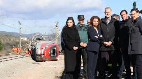 Una experta en protocolo describe con cinco tremendas palabras la foto de Felipe VI y Letizia en la zona del accidente ferroviario en Adamuz