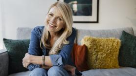 Tiene 61 años pero su edad biológica es 35: esta CEO dice que rejuvenece yendo a 'raves' y limpiando su casa