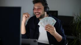 Se acerca al super a por la cena, no puede aparcar y esa casualidad le hace ganar 4,3 millones de euros: "Algo me dijo que comprara, me sentía con suerte"