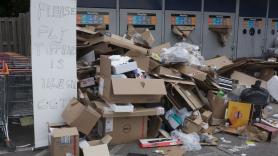 Carole, de 83 años, cree que va a ir a la cárcel por tirar mal una caja de cartón cuando la multa es de 700 euros: "Me van a meter en prisión"