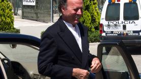 Visa de turista, sin contrato y con sueldo de 340 euros: cómo Julio Iglesias trajo a España a varias empleadas