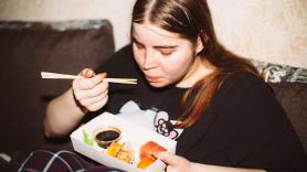 Anna, estudiante de 21 años, gana 1.090 euros al mes: "Tres veces por semana, solo como una vez al día"