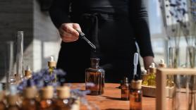 Manuela, la perfumista capaz de distinguir 1.200 aromas de memoria: "Igual que un artista mezcla colores, yo mezclo olores"