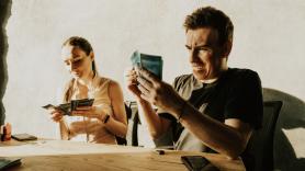 60 desconocidos, una vitrina bajo llave y silencio absoluto: la nueva moda de "vacaciones mentales" que prohíbe usar Instagram