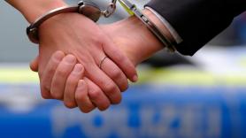 Pánico en una boda cuando la policía irrumpe para detener al padre de la novia: "¡En mi boda no!"