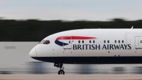 Laura, azafata con 30 años de experiencia, pide 87.000 euros de indemnización tras salir disparada en unas turbulencias: el piloto dice que solo vio "nubes blancas"