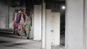 El nuevo 'lujo' de París es una obra sin terminar: por qué las grandes firmas prefieren pagar 13.000 euros al día por desfilar entre escombros y paredes rotas