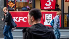 Adiós a las hamburguesas en las marquesinas: Ámsterdam prohíbe los anuncios de carne porque "no puedes decir que te tomas en serio el clima y permitirlos"