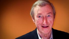 El escritor Julian Barnes explica la razón por la que es más de izquierdas ahora que antes
