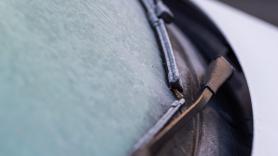 Multada con 70 euros porque el exceso de escarcha en el parabrisas no dejaba ver el ticket: "No te quedas mirando tu coche mientras está aparcado