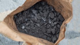 Una mujer hace una barbacoa y la bolsa de carbón venía con sorpresa: "Los vecinos oyeron mis gritos y vinieron a ver qué pasaba"