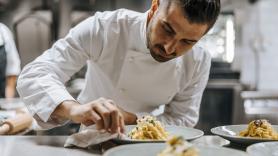 Andrea, chef con 15 años de experiencia, ofrece 2.200 euros al mes y alojamiento, pero no encuentra cocineros: "Los jóvenes no tienen ganas de sacrificarse como hacíamos nosotros"