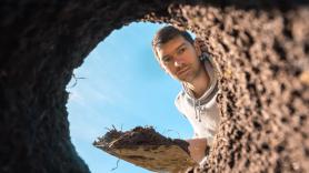 Un trabajador encuentra un botín de miles de euros mientras excavaba en una obra: "Tenemos que manipular los billetes con cuidado"