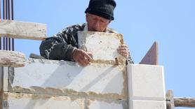 Robin, 80 años, se levanta a las 4:30 de la mañana, trabaja 15 horas al día y se niega a jubilarse para no "morir en vida": "Hay dos sillas que te matan: la eléctrica y el sofá"