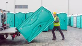 Daniel, 31 años, de prepararse para profesor a facturar 4,3 millones al año limpiando baños: "Es un negocio a prueba de la inteligencia artificial"