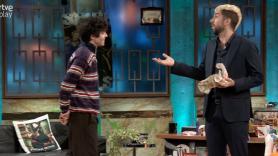 El regalo que le hace Javier Ambrossi a Broncano en 'La Revuelta' dice mucho de lo que siente tras la ruptura con Javier Calvo