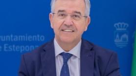La Fiscalía pide prisión para el alcalde de Estepona (PP) por contratar como eventual a una mujer con la que mantenía una relación