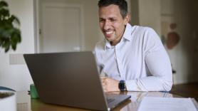 Luis, español políglota, sorprende a sus compañeros comunicándose en un italiano perfecto: "Hablas así de repente"