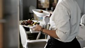 Una empresa de Galicia "simula" su cierre definitivo para despedir a una camarera que se había cogido la baja por maternidad