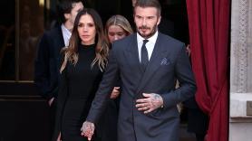 Victoria Beckham recibe una especial distinción en París arropada por su familia en pleno cisma con su hijo Brooklyn