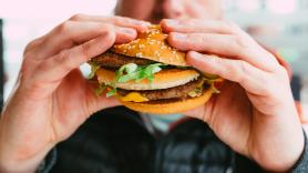 Eric, 71 años, cardiólogo experto en longevidad: "Hace ya unos 45 años que no como carne roja"