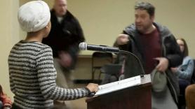 Rocían una sustancia química a la congresista demócrata Ilhan Omar en un discurso en Minneapolis