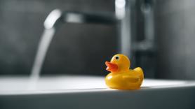 Esconden 100 patitos de goma en casa para vigilar que la limpiadora haga bien su trabajo: "No se debe tratar así a nadie"