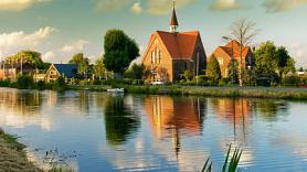Michel, 63 años, vive en una casa de madera con cabras y sus gallinas: "Me dan leña, eso me da calor"