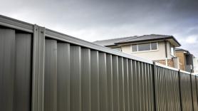 Adiós a su casa por 30 centímetros: una jubilada pierde su vivienda valorada en 420.000 euros por una pelea con su vecina