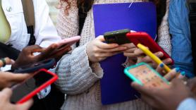 La prohibición absurda de los móviles y las redes