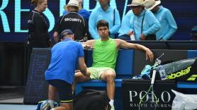 ¿Es legal la asistencia médica por calambres que ha solicitado Alcaraz y que ha desatado la ira de Zverev?