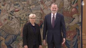 Felicitan al rey por su cumpleaños en pleno acto y su reacción llama la atención porque no es habitual