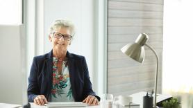 Renate, jubilada que trabaja como voluntaria en una caja de ahorros: "Probablemente seamos el único banco que se alegra de perder clientes"