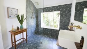 Eric, joven, pide ayuda a la IA para reformar el baño y le sugiere que coloque el lavabo en la ducha: "Puedo ahorrar algo"