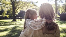 La madre que llamó igual a sus 4 hijas estalla contra las críticas: "Nuestra familia no necesita aprobación externa"