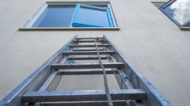 María, 70 años, tiene que entrar a su casa por la ventana con una escalera: la guerra por una herencia la mantiene "enjaulada"