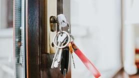 Animan a rociar las llaves de casa con vinagre, pero con cierta precaución