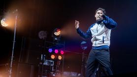 Delaossa sufre una aparatosa caída en su primer concierto en el Movistar Arena de Madrid