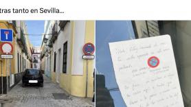 Hay un coche mal aparcado en una calle de Sevilla y dejan una nota que es para que esté expuesta en las oficinas de la DGT