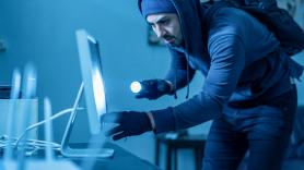 Despiden a un vigilante de seguridad por no impedir un robo, contraataca y se lleva 42.000 euros en los tribunales