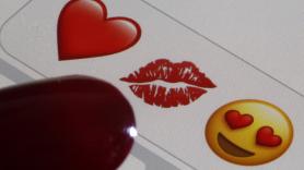 Despiden a un trabajador por usar el emoticono del corazón en los chats de trabajo: los tribunales lo declaran improcedente