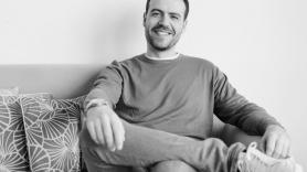 Enric Sánchez, el periodista que se cansó de los medios tradicionales y ahora triunfa con sus reflexiones en Substack: “Un día me puse a escribir y desde entonces no he parado”