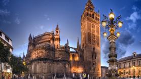 El fuerte viento desprende en Sevilla una de las azucenas del campanario de la Giralda