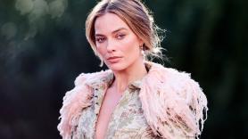 Margot Robbie lo da todo con sus 'looks' para 'Cumbres borrascosas' en Londres: pantalón dosmilero y una espectacular chaqueta de archivo