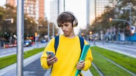 Mathis, 18 años, camina 32 km diarios para ir a la escuela por un gran motivo: "Mi teléfono vibra constantemente"
